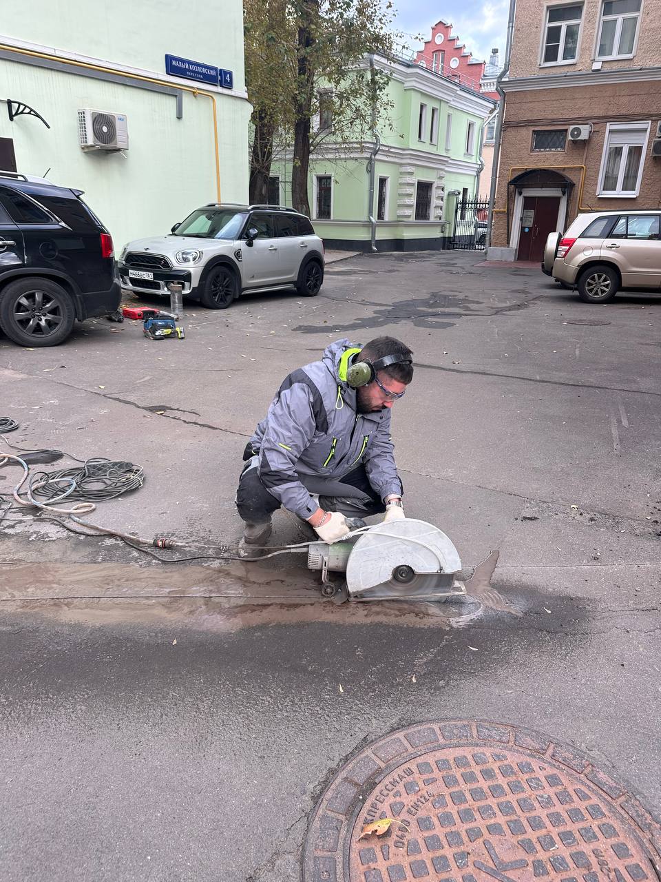 Резка штробы в асфальте в центре Москвы