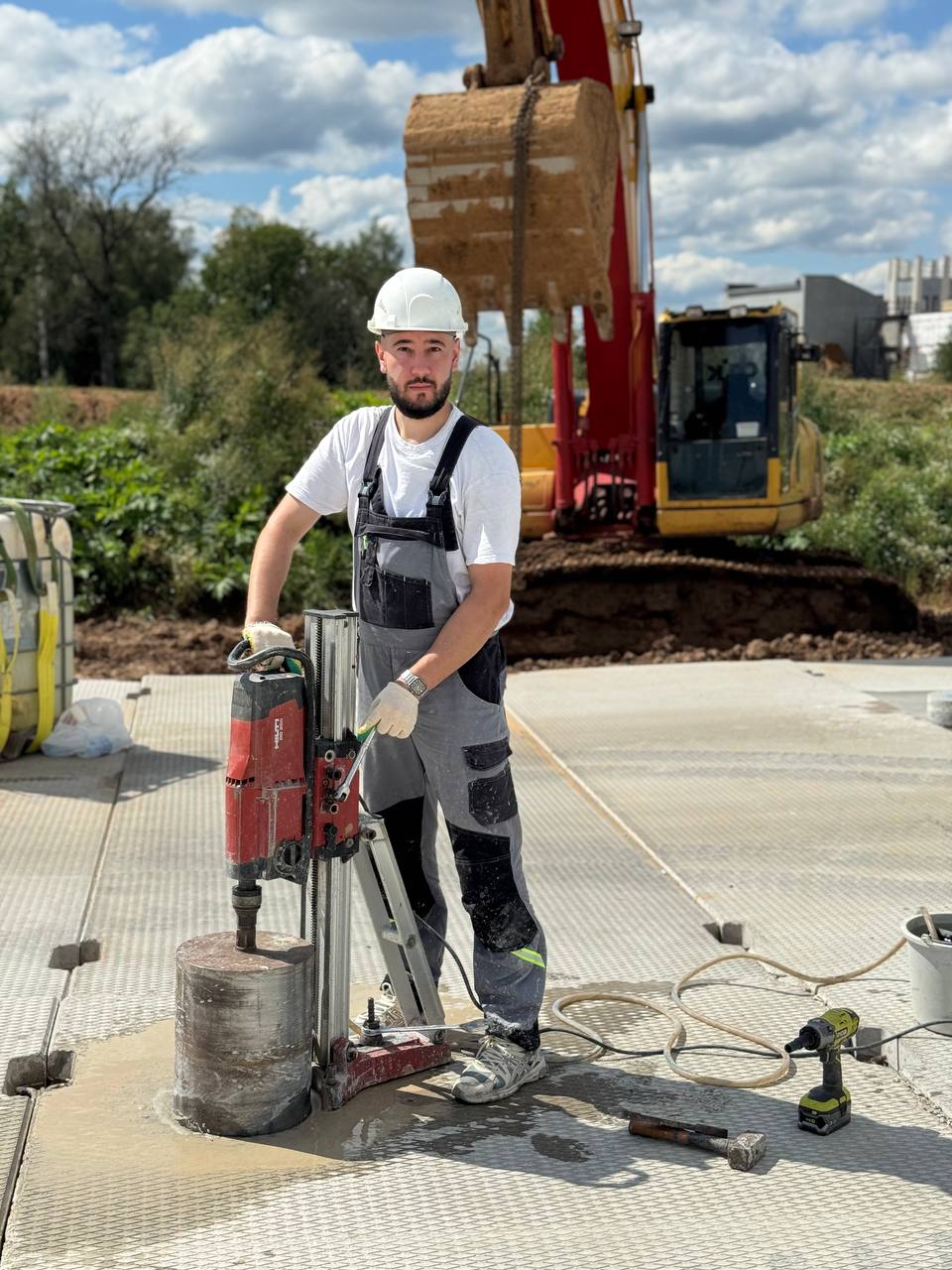 Инженер KRON на стройплощадке с установкой алмазного бурения Hilti